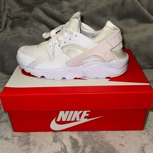 NEW Nike Huarache Sneakers